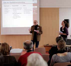 Bild mit Michael Häfelinger und Verena Kupilas bei der Moderation